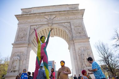 Arch of Triumph nude photos